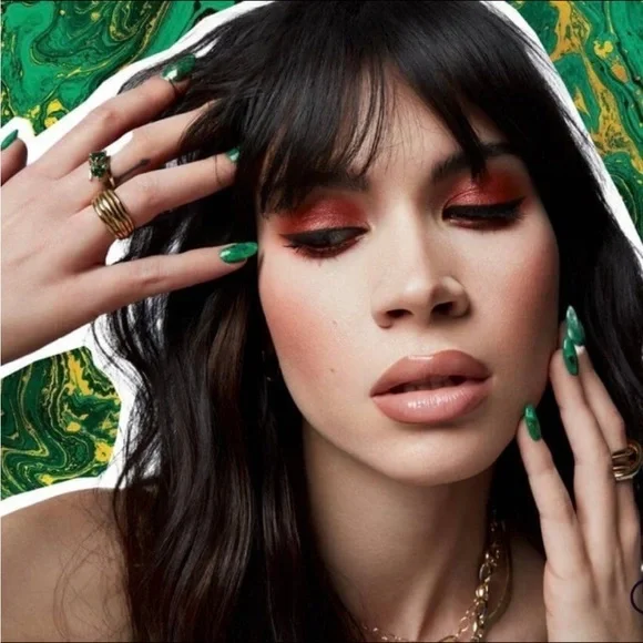 URBAN DECAY x MARVEL SHE-HULK EYESHADOW PALETTE - Picture 5 of 11